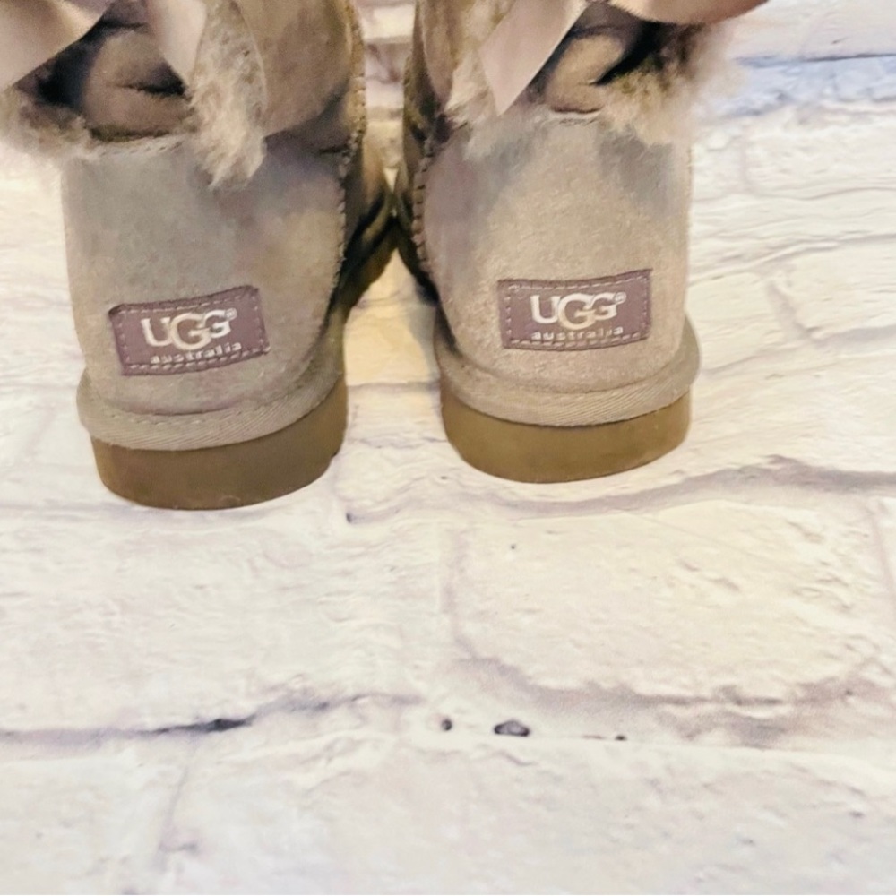 UGG Bailey Bow Gray/Taupe Genuine
Shearling Suede Tall Boots Women's Sz 8 - Picture 3 of 10